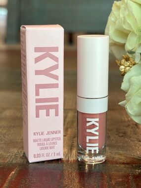 New KYLIE JENNER Matte LIQUID LIPSTICK in 300 KOKO K!